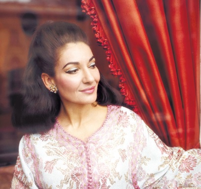 Retrato de Maria Callas sonriendo por la ventana